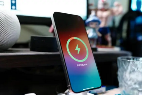 东河苹果15换屏服务分享用什么充电器给iPhone15充电更好 